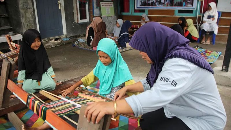 Kampung Tenun Pringgasela - Wisata edukasi bagi anak untuk dapat belajar teknik menenun