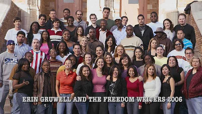 Foto Erin Gruwell bersama murid angkatan perdana Freedom Fighters