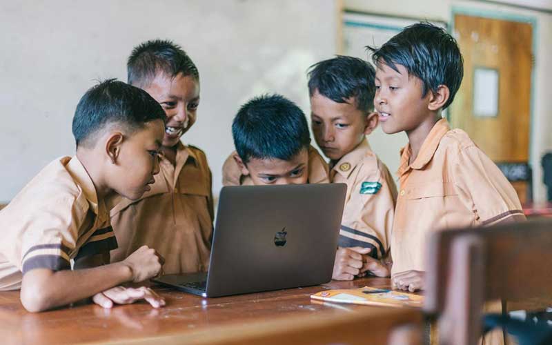 LearningRoom - Sekolah Rakyat dirancang sebagai sekolah berbasis komunitas dengan konsep asrama (boarding school) untuk siswa dari keluarga tidak mampu dari jenjang SD, SMP, hingga SMA