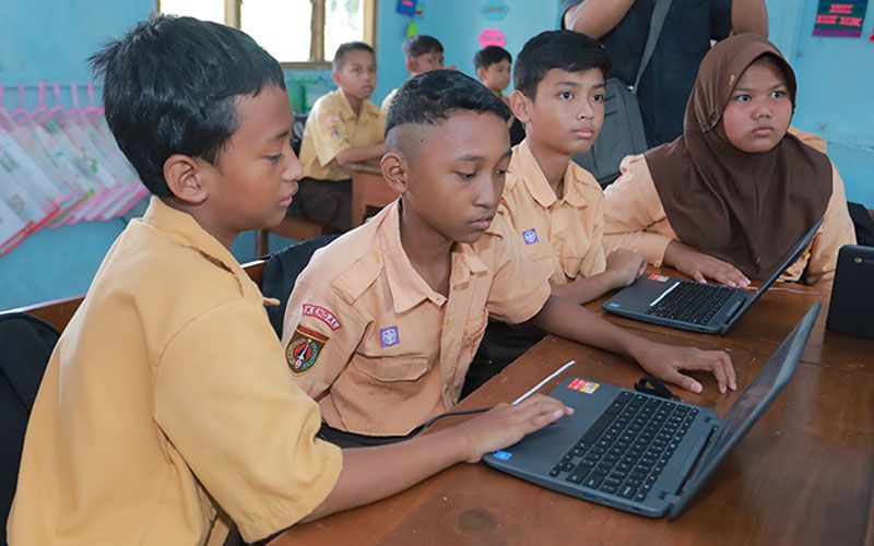 CSR Pendidikan oleh LearningRoom di Kendal