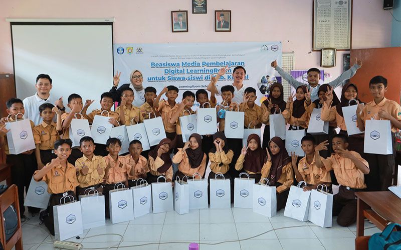 LearningRoom Memberikan Beasiswa Media Pembelajaran kepada Murid SD di Kendal