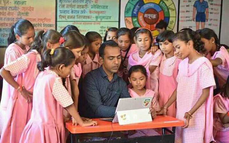 Ranjitsinh Disale menciptakan buku teks dengan kode QR yang membantu siswa belajar