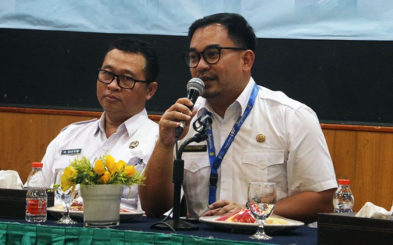 Plt. Kepala Dinas Pendidikan Kota Banjarmasin, Ryan Utama, berbicara di depan peserta sosialisasi LearningRoom di Kota Banjarmasin