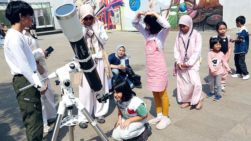 Planetarium Jakarta - Wisata edukasi agar anak dapat mempelajari astronomi dan antariksa lewat pertunjukan langit malam dan tata surya.