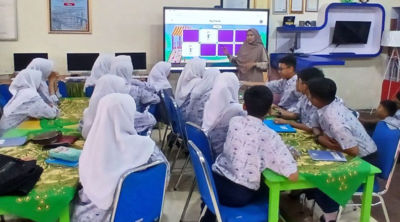 Implementasi "English Day" di SMPN 1 Padang: LearningRoom Bikin Siswa Lebih Aktif Berbahasa Inggris!