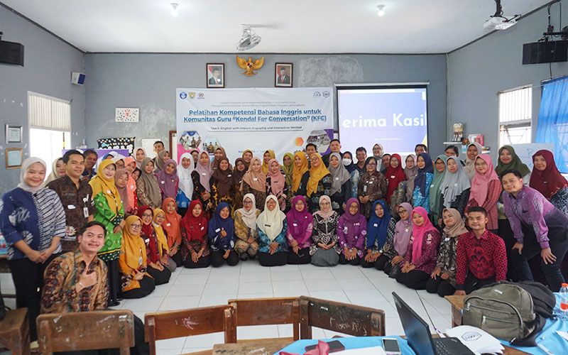 Foto seluruh peserta CSR pelatihan guru Bahasa Inggris di Kendal