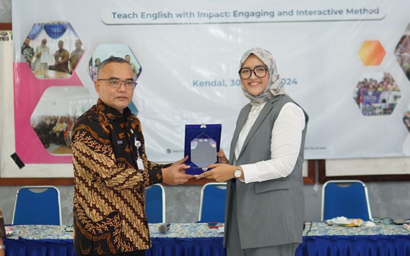 Sekretaris Dinas Pendidikan dan Kebudayaan Kabupaten Kendal, Bapak Sulardi, S.Pd. dan LearningRoom