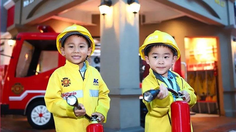 Kidzania Jakarta - Wisata edukasi dengan aktivitas simulasi profesi seperti dokter, pilot, polisi, dan lainnya