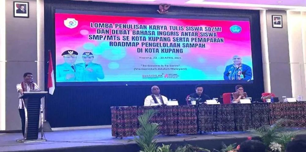 Kupang Mencetak Generasi Juara: Lomba Karya Ilmiah dan Kompetisi Debat Bahasa Inggris