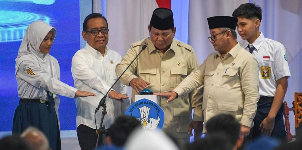 Menuju Indonesia Cerdas, Presiden Prabowo Canangkan Digitalisasi Pembelajaran dengan Smartboard Nasional