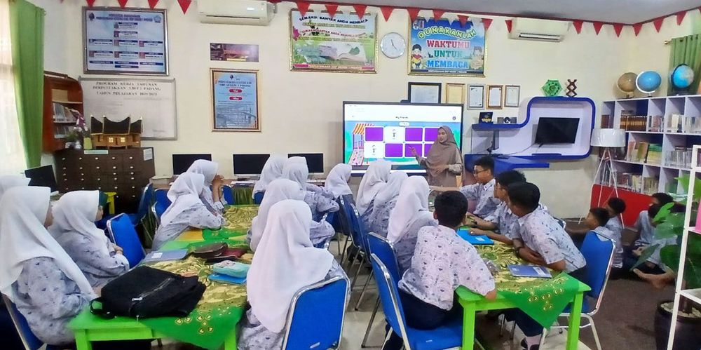 Implementasi "English Day" di SMPN 1 Padang: LearningRoom Bikin Siswa Lebih Aktif Berbahasa Inggris!