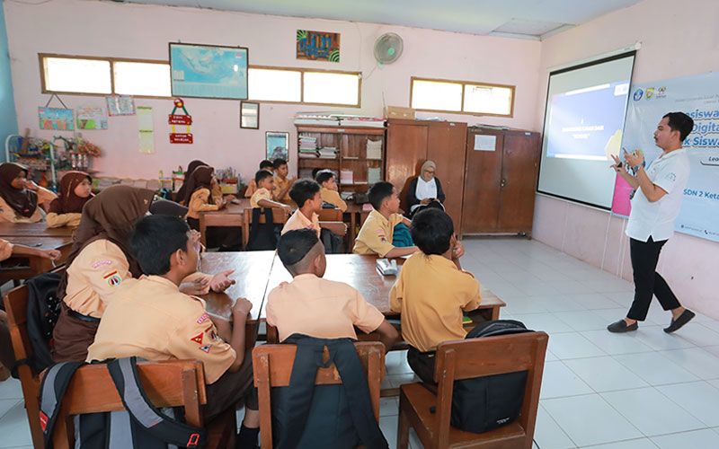 Suasana pembimbingan siswa oleh LearningRoom kepada siswa-siswi di SDN 2 Ketapang, Kendal